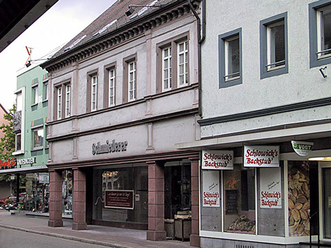 Fassaden Modehaus Schmiederer, Metzgerei Vogt und Schlowicks Backstube im Jahre 2000 während der Umbauarbeiten