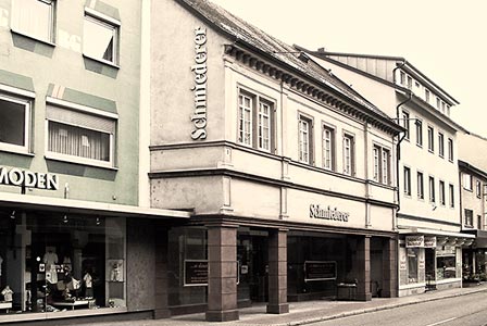 Hauptstraße und alte Fassade Modehaus Schmiederer Achern